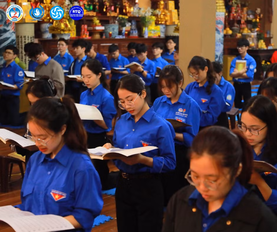 Các bạn sinh viên tham gia hành lễ.