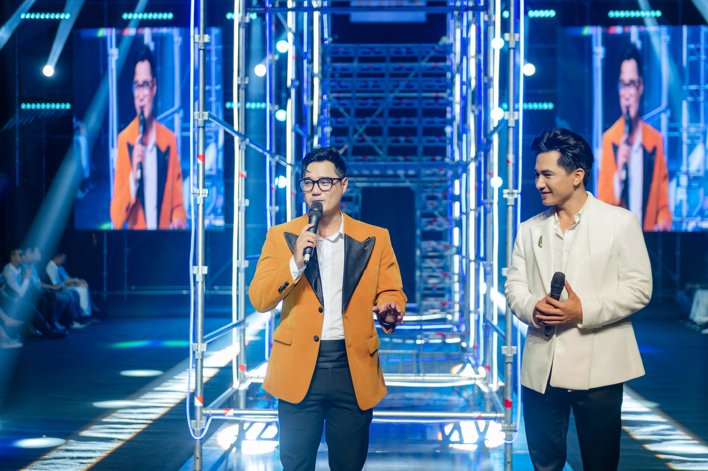 MC Bá Niên và MC Nguyễn Hoàng Vĩnh.