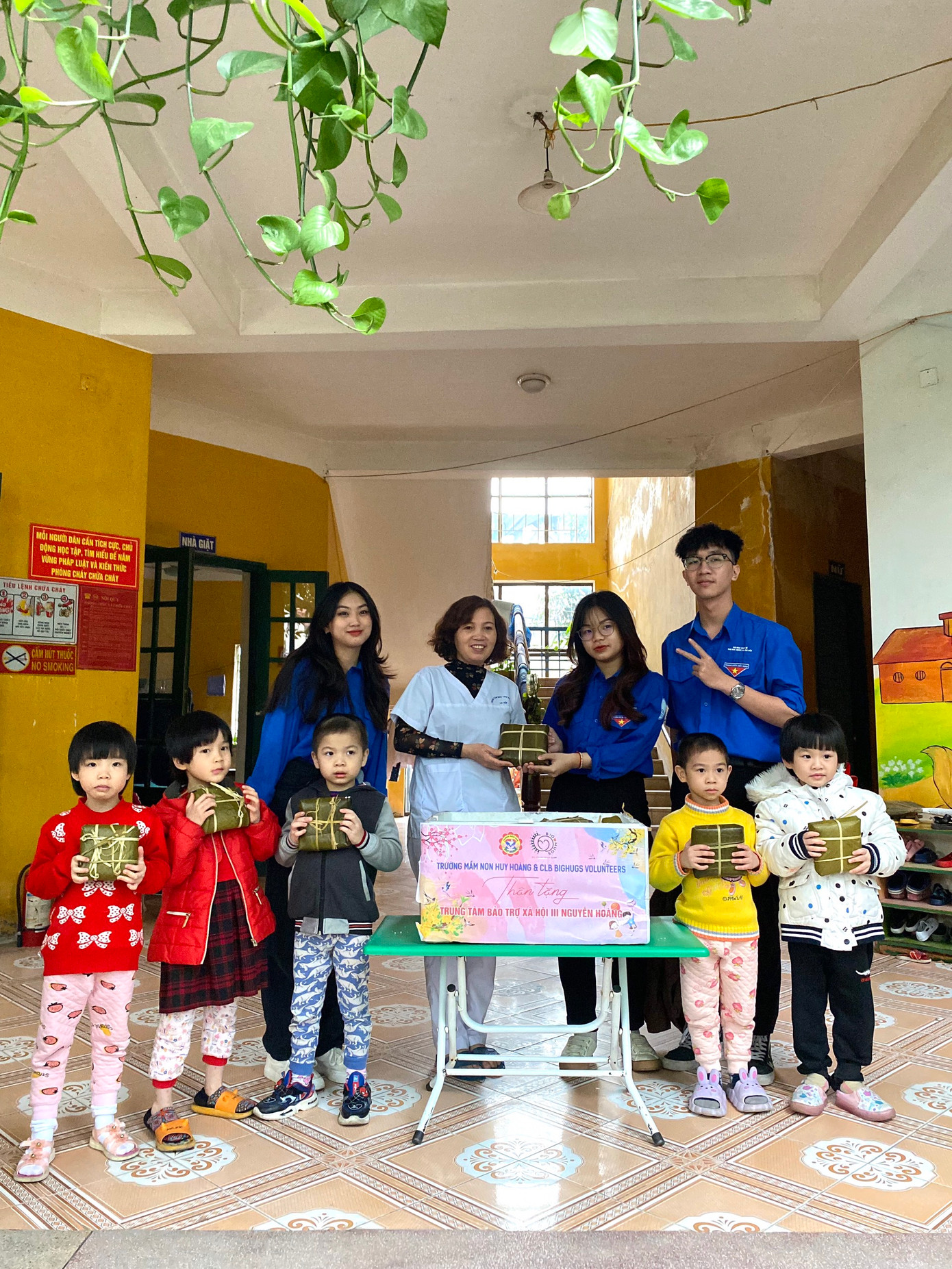 Phát bánh chưng cho trẻ em tại trung tâm. Phát bánh chưng cho trẻ em tại trung tâm.