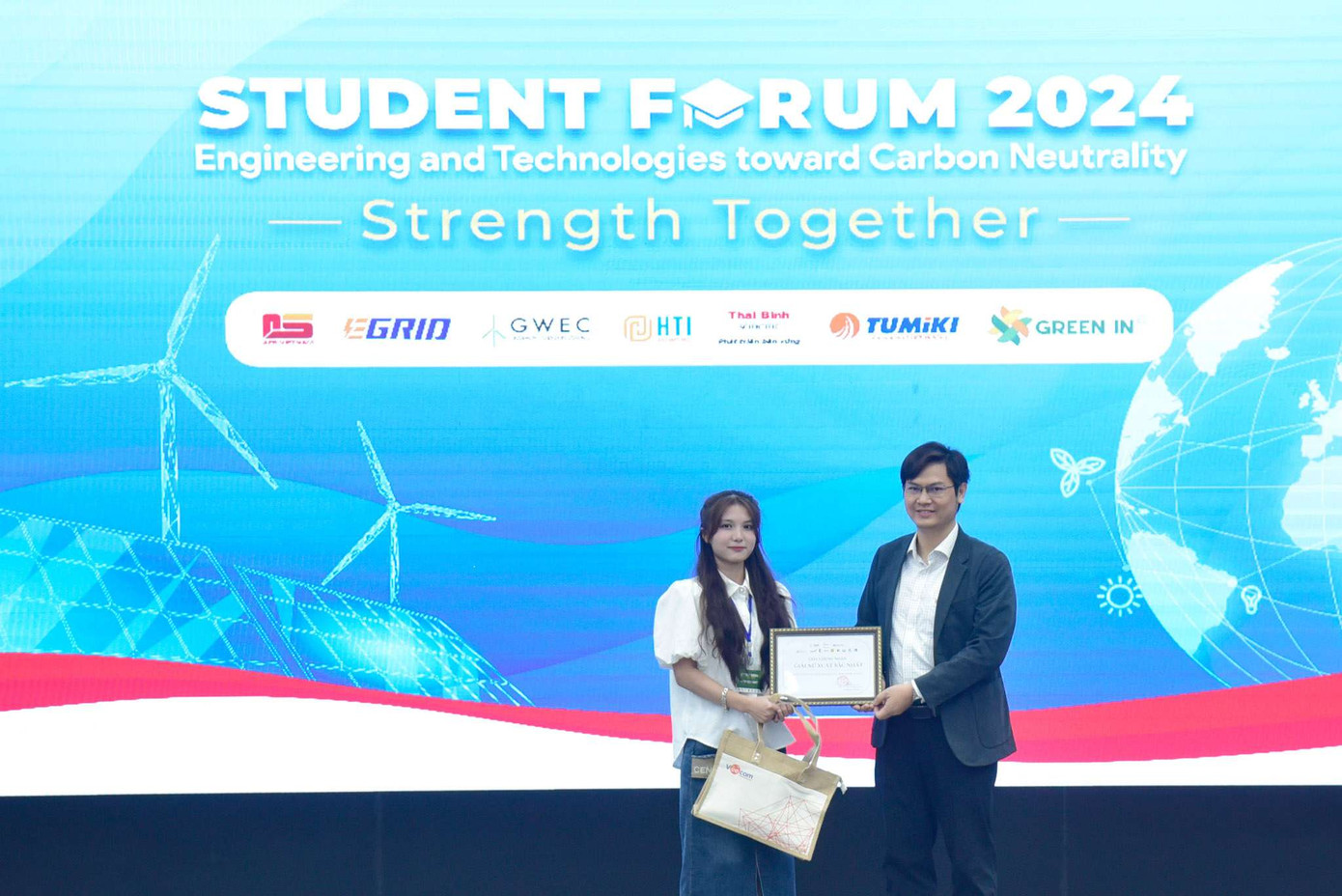 Đại diện nhóm nghiên cứu đạt giải Nữ nghiên cứu xuất sắc nhất lên nhận giải. Đại diện nhóm nghiên cứu đạt giải Nữ nghiên cứu xuất sắc nhất lên nhận giải.