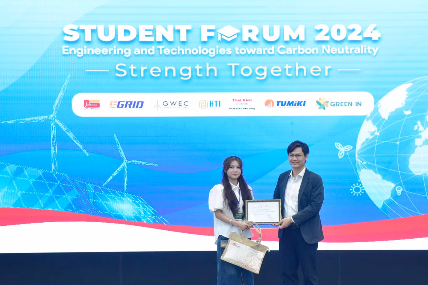 Đại diện nhóm nghiên cứu đạt giải Nữ nghiên cứu xuất sắc nhất lên nhận giải. Đại diện nhóm nghiên cứu đạt giải Nữ nghiên cứu xuất sắc nhất lên nhận giải.