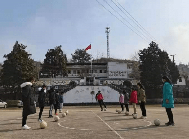 Ngôi làng có nhiều thạc sĩ, tiến sĩ, cử nhân giỏi. Ngôi làng có nhiều thạc sĩ, tiến sĩ, cử nhân giỏi.