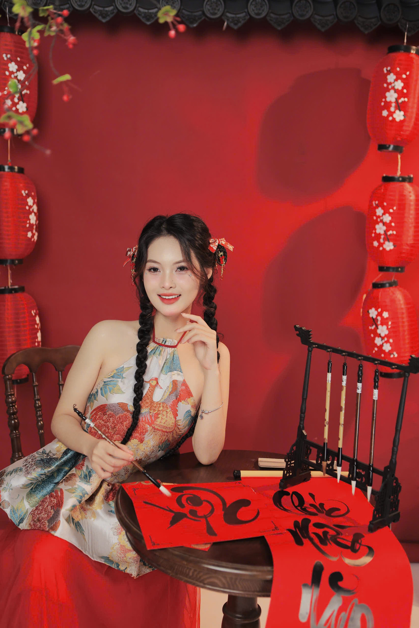 Đánh dấu năm 2025 Ất Tỵ nhiều khởi sắc, Phương Anh thực hiện bộ ảnh thanh xuân khi lấy sắc đỏ làm chủ đạo cùng sự kết hợp hài hòa giữa đèn lồng, quạt giấy và thư pháp.