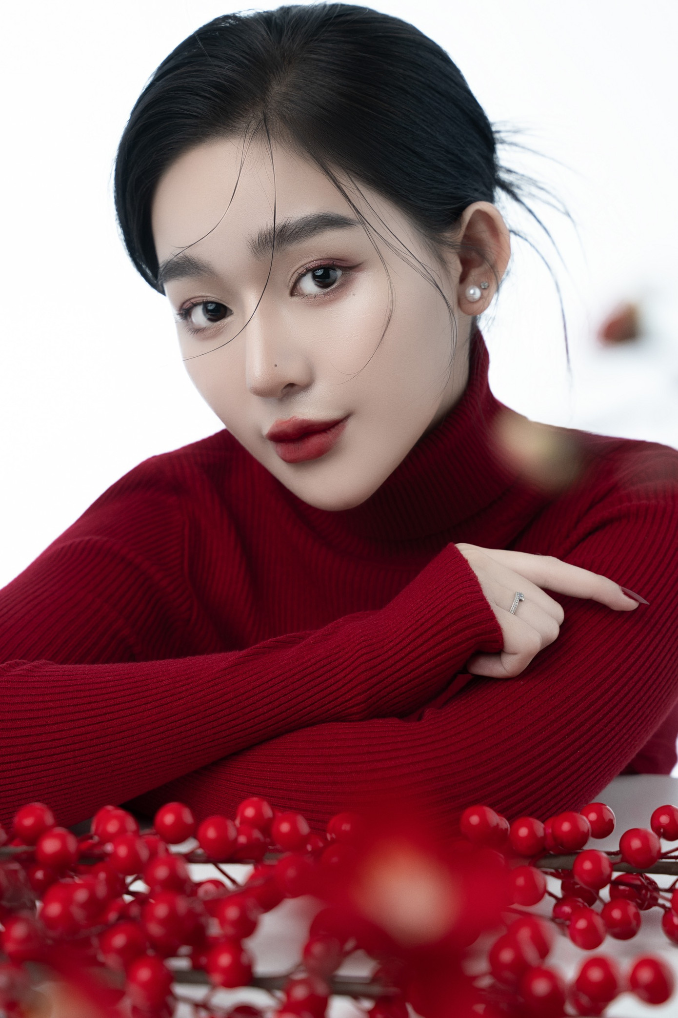 Tông đỏ rực rỡ là màu sắc chủ lực trong các bức ảnh của Nguyễn Lê Thu Ngân trong dịp Chào Xuân Giáp Thìn 2024.