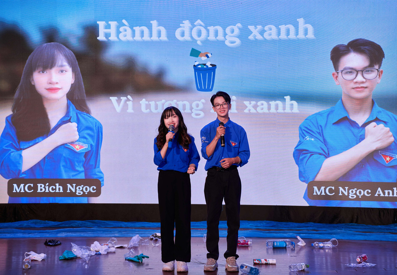 Vòng thi đầu tiên trong đêm chung kết HI MC: Dẫn trải nghiệm làm sạch môi trường biển. Vòng thi đầu tiên trong đêm chung kết HI MC: Dẫn trải nghiệm làm sạch môi trường biển.