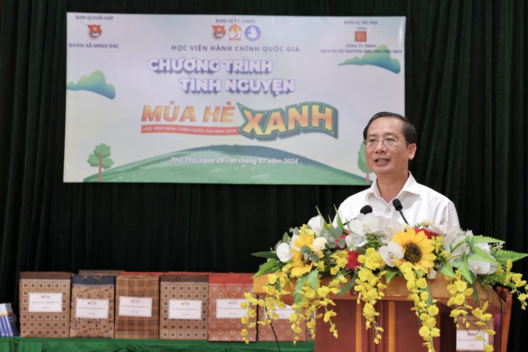 PGS.TS. Nguyễn Bá Chiến – Bí thư Đảng ủy, Giám đốc Học viện Hành chính Quốc gia - phát biểu ý kiến chia sẻ, động viên tại chương trình.