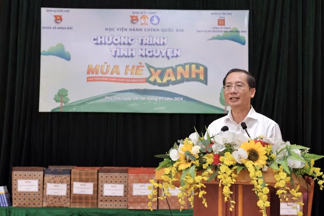 PGS.TS. Nguyễn Bá Chiến – Bí thư Đảng ủy, Giám đốc Học viện Hành chính Quốc gia - phát biểu ý kiến chia sẻ, động viên tại chương trình.