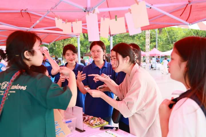 Tham gia hoạt động giao lưu với người điếc.