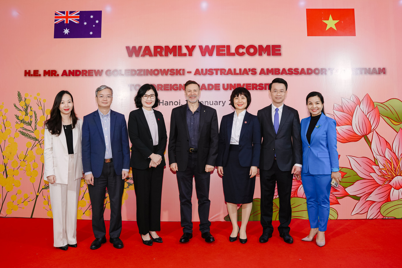 Đại diện lãnh đạo Trường ĐH Ngoại thương chụp ảnh lưu niệm cùng Ngài Andrew Goledzinowski - Đại sứ Australia tại Việt Nam. Đại diện lãnh đạo Trường ĐH Ngoại thương chụp ảnh lưu niệm cùng Ngài Andrew Goledzinowski - Đại sứ Australia tại Việt Nam.