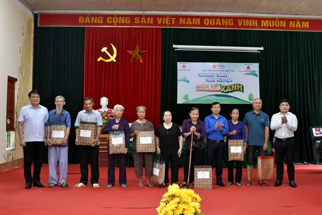 Đại diện Lãnh đạo Học viện Hành chính Quốc gia, Bí thư Đoàn thanh niên Bộ Nội vụ, Đại diện chính quyền địa phương trao 50 suất quà đến các hộ gia đình chính sách tại địa phương.