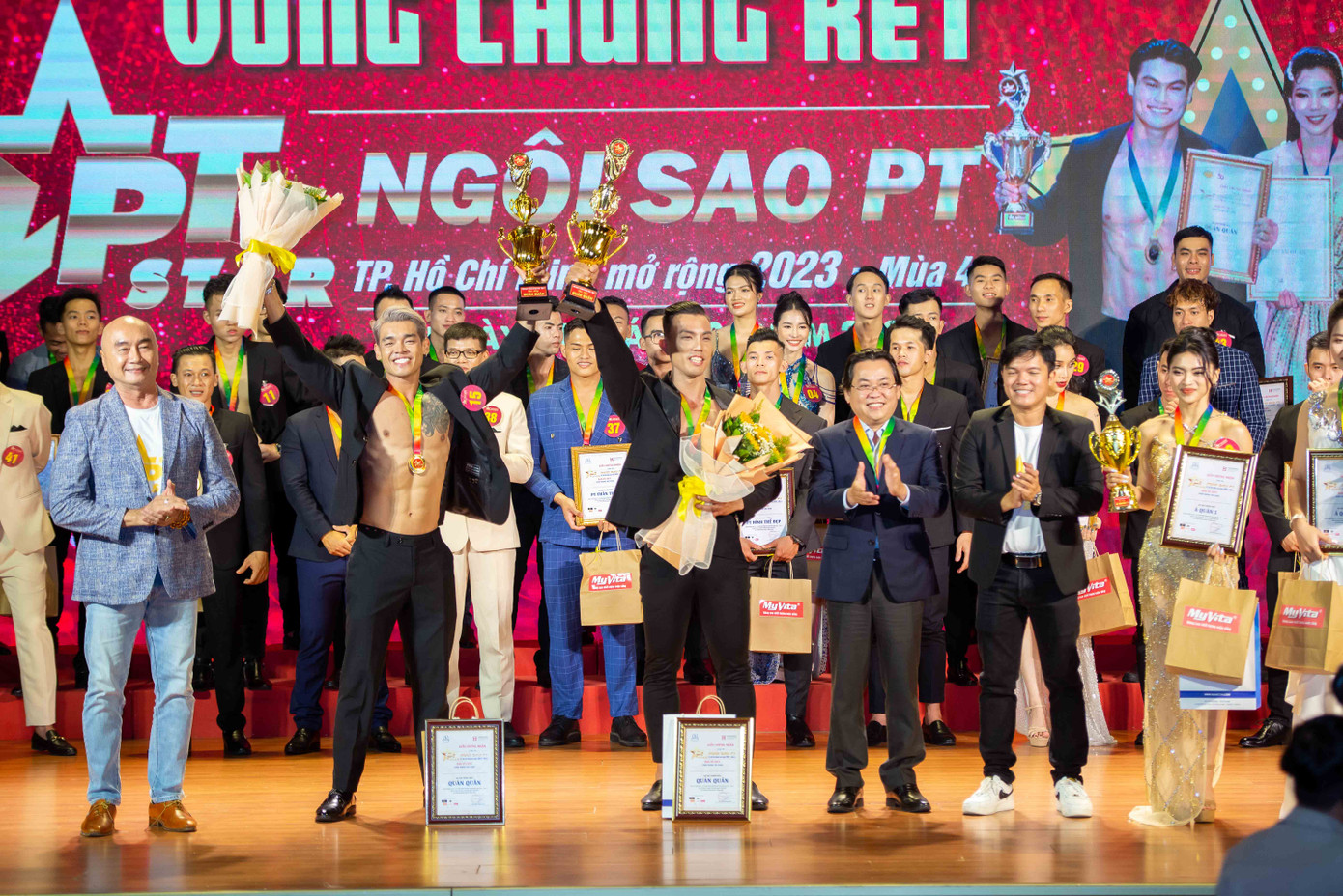 Ông Huỳnh Ngọc Minh - Phó Chủ tịch Liên đoàn Cử tạ - Thể hình Việt Nam trao giải Quán quân. Ông Huỳnh Ngọc Minh - Phó Chủ tịch Liên đoàn Cử tạ - Thể hình Việt Nam trao giải Quán quân.