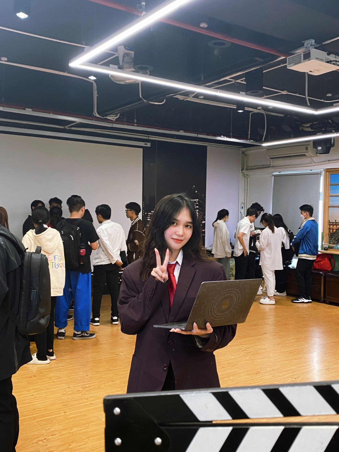 Hồng Thắm thuyết trình world news trong một tiết học bình thường.