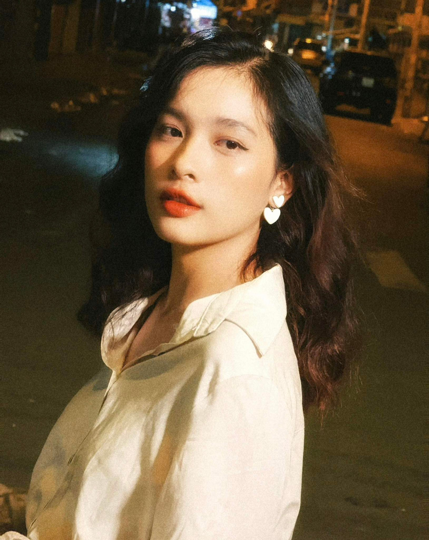 Nguyễn Nhiêu có nhiều nỗi sợ và bắt đầu hoài nghi về bản thân mình. Nhưng cô tự nhủ rằng “Tuổi trẻ chẳng hai lần thắm lại”.