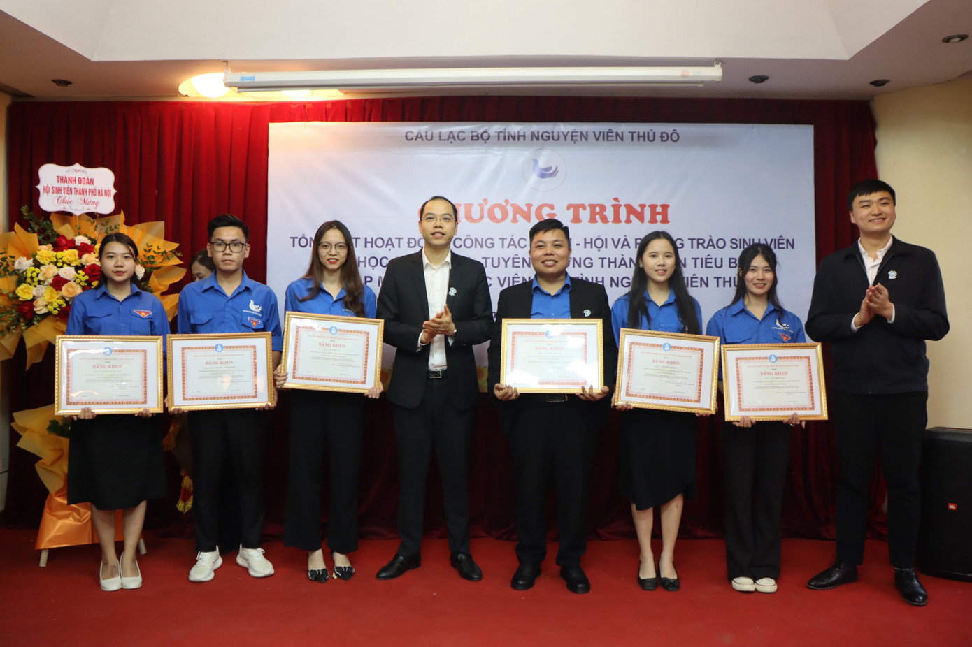 Nhận bằng khen của HSV thành phố. Nhận bằng khen của HSV thành phố.