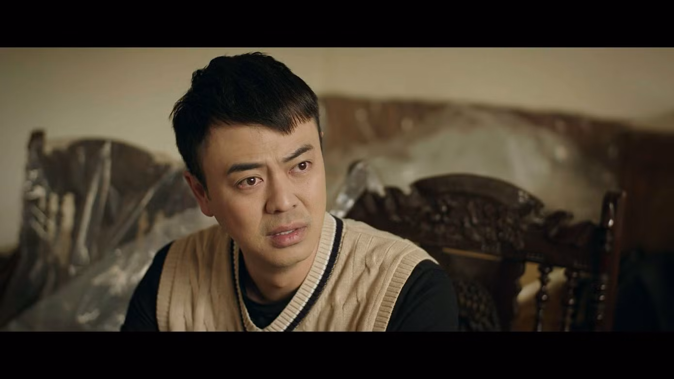 Diễn viên Tuấn Tú trong vai Tuệ. Nhân vật Tuệ là người em sống tình cảm và dễ bộc phát suy nghĩ của mình. Tuệ thương anh nhưng vì bản thân không lo đủ kinh tế cho gia đình, phụ thuộc vào vợ nên nhiều khi phải nhẫn nhịn.
