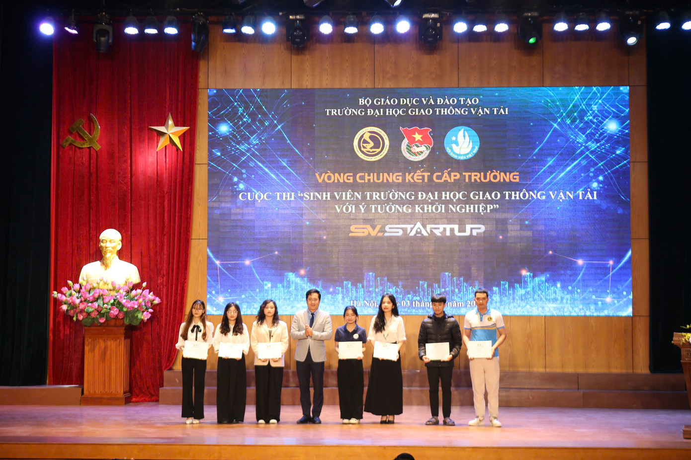 Trưởng phòng Công tác chính trị và sinh viên Mai Nam Phong trao chứng nhận cho các đội thi. Trưởng phòng Công tác chính trị và sinh viên Mai Nam Phong trao chứng nhận cho các đội thi.