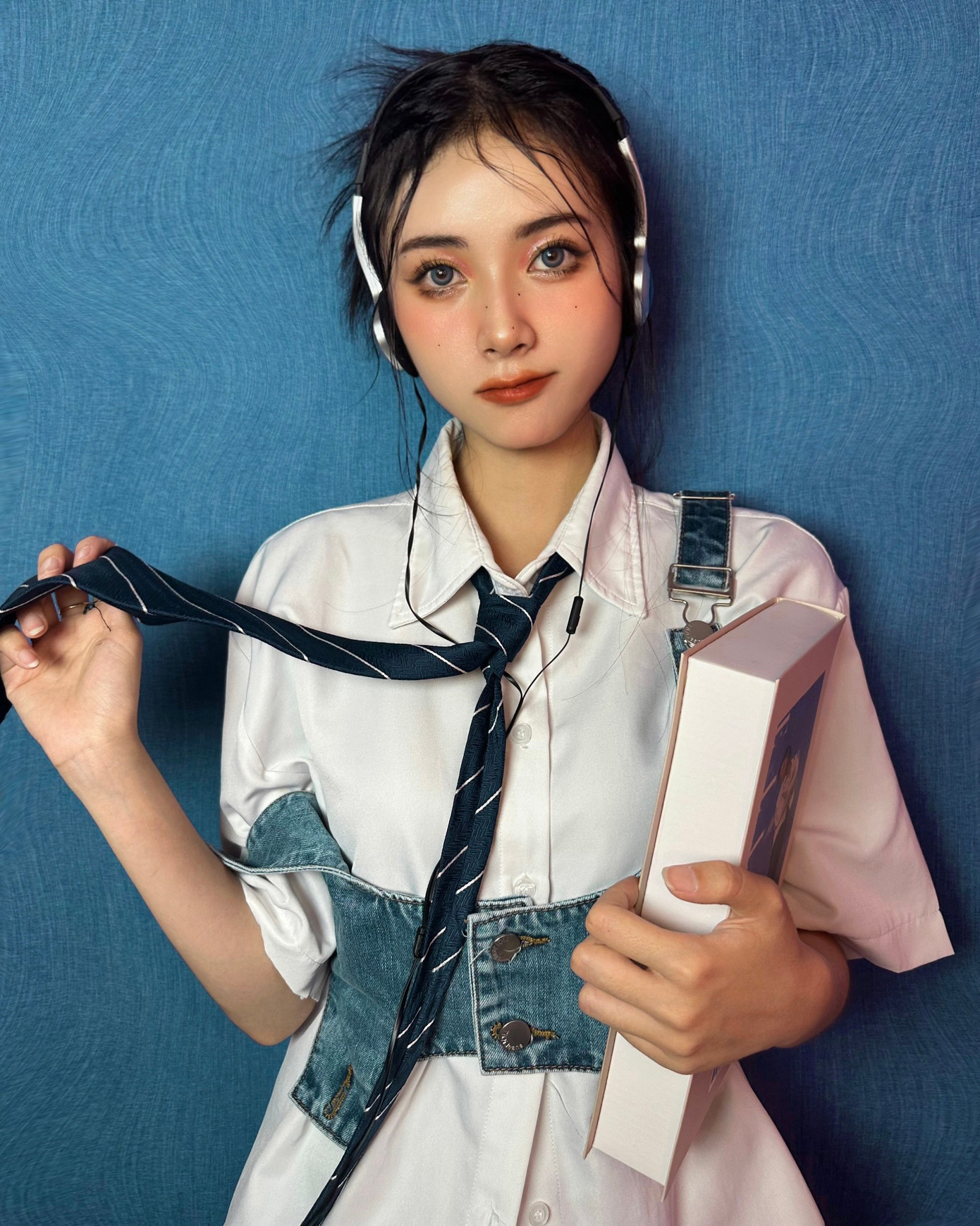 Cô nàng biến hóa khác hẳn so với phong cách nhẹ nhàng nữ tính thông thường. Cô nàng biến hóa khác hẳn so với phong cách nhẹ nhàng nữ tính thông thường.