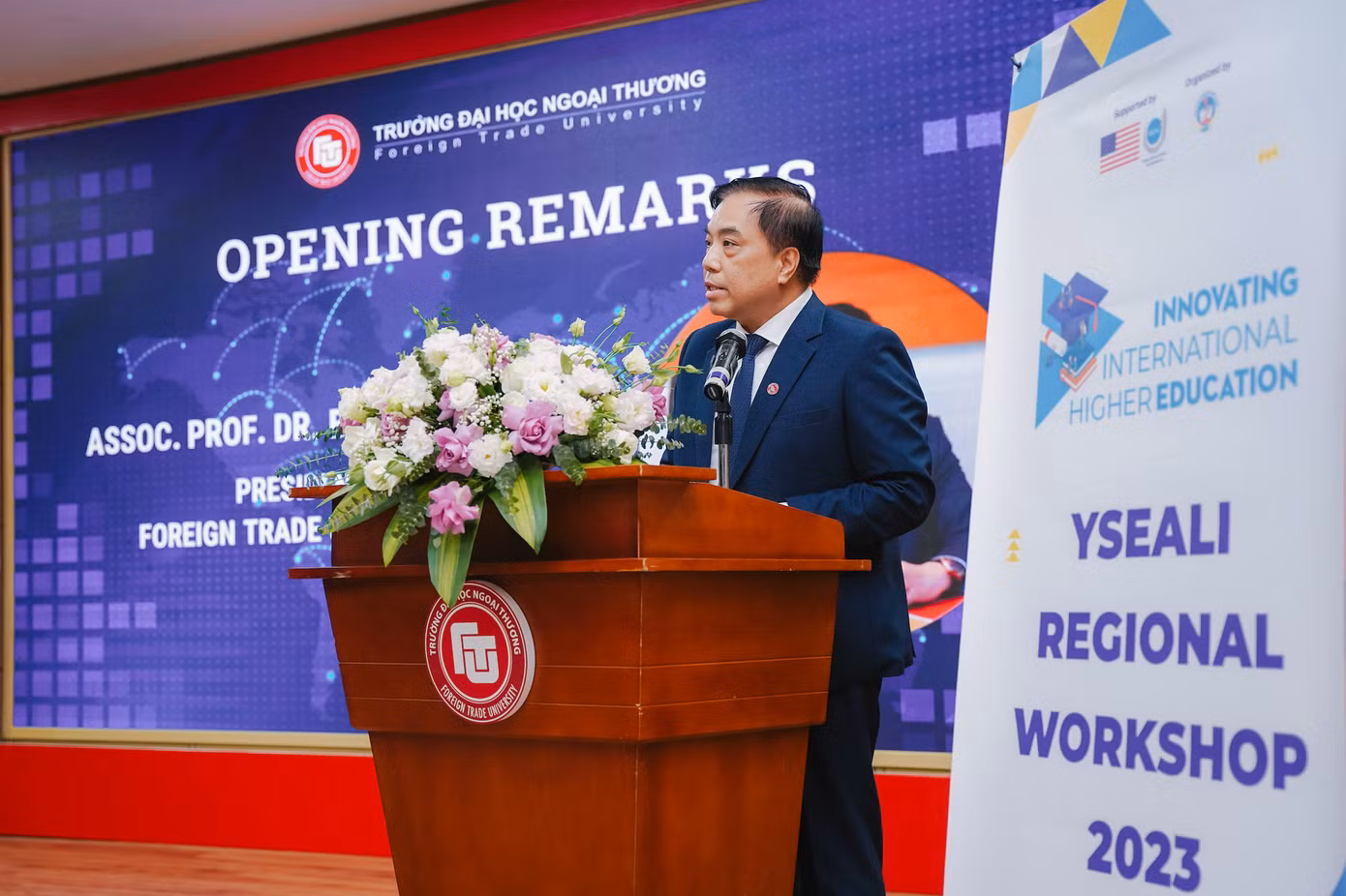 PGS, TS Bùi Anh Tuấn - Hiệu trưởng Trường ĐH Ngoại thương phát biểu khai mạc chương trình.