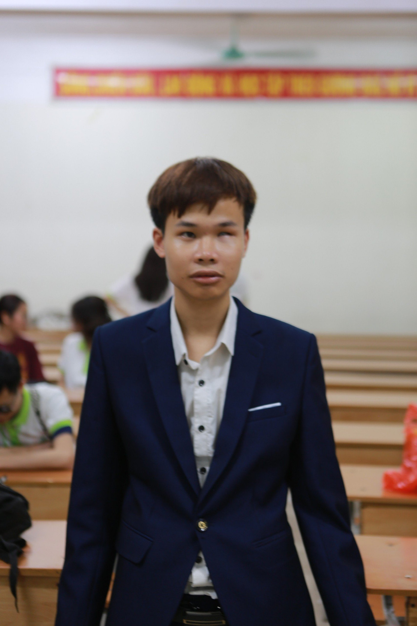 Trần Văn Dũng - sinh viên khiếm thị đang học năm nhất ngành Quan hệ Công chúng tại Viện Đào tạo Báo chí và Truyền thông, Trường Đại học Khoa học Xã hội và Nhân văn, Đại học Quốc gia Hà Nội.