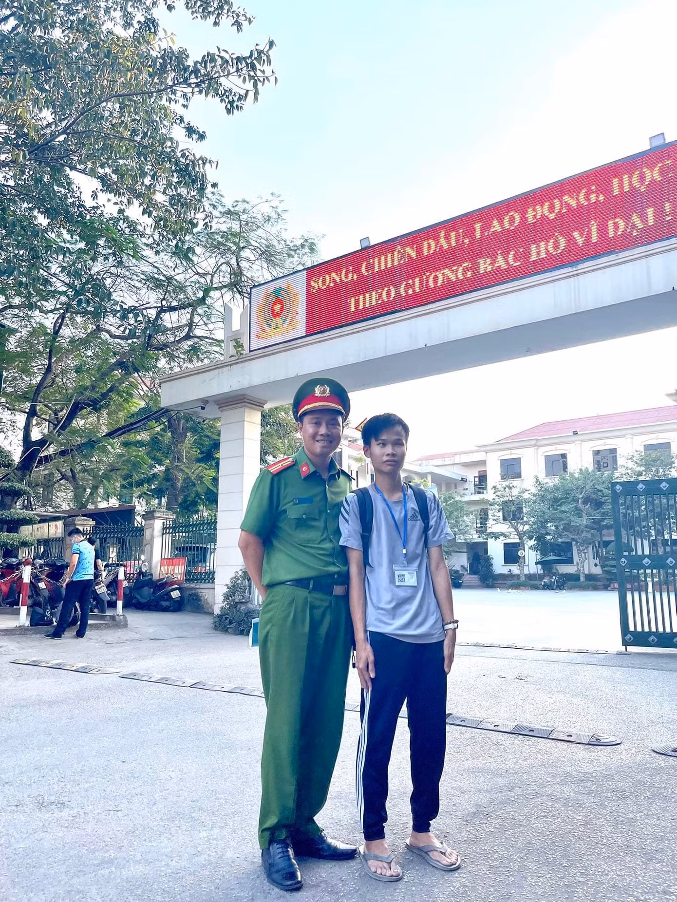 Ảnh chụp cùng thầy Trần Anh Tuấn. Ảnh chụp cùng thầy Trần Anh Tuấn.