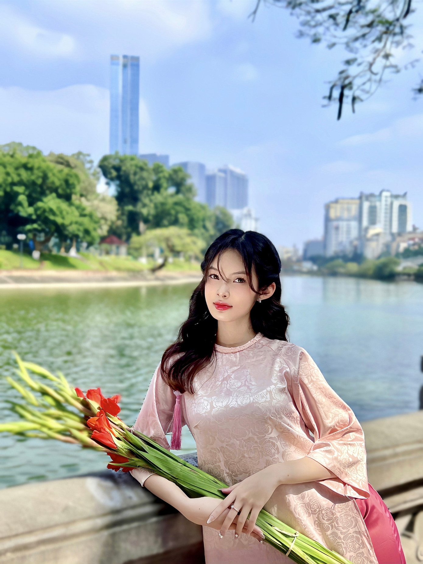 Lê Phương Anh sinh ra và lớn lên ở Hà Nội, là sinh viên khoa Truyền thông Đa phương tiện, Học viện Phụ nữ Việt Nam.