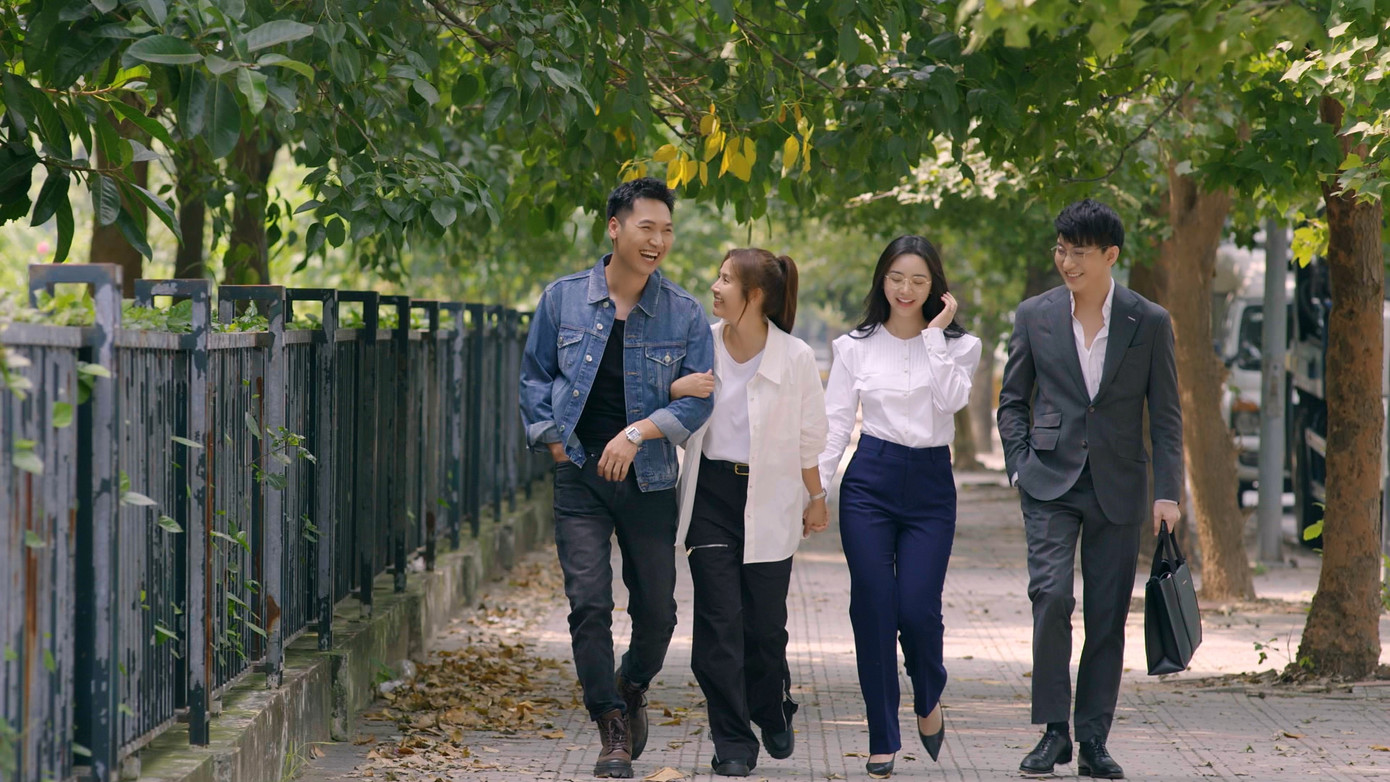 4 người bạn Dương, Lâm, Tùng, Nguyệt được nối bởi một nhịp cầu thời gian với 8 năm xa cách.