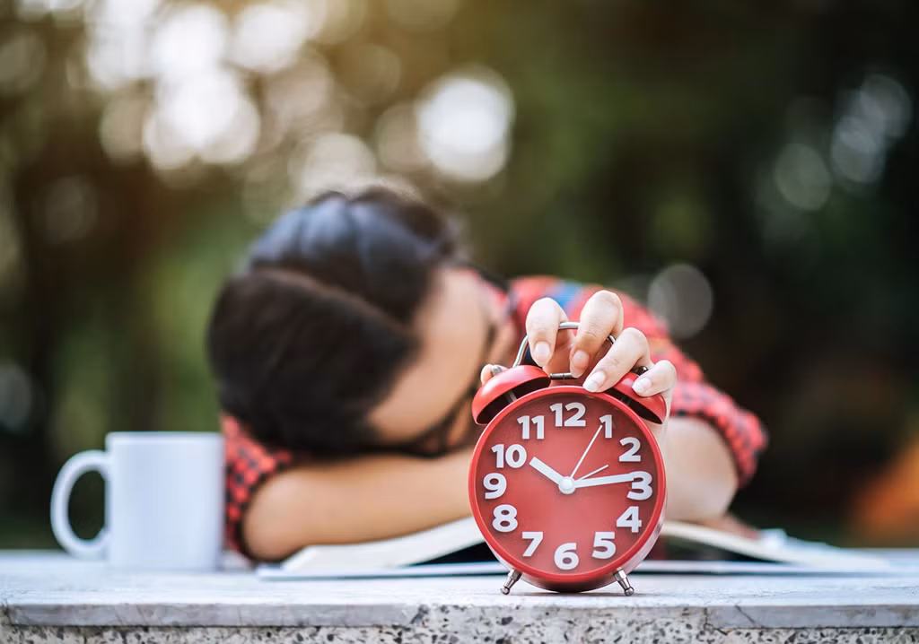 Vì sao người trẻ Nhật Bản quen ngủ vạ vật nơi công cộng? ảnh 5