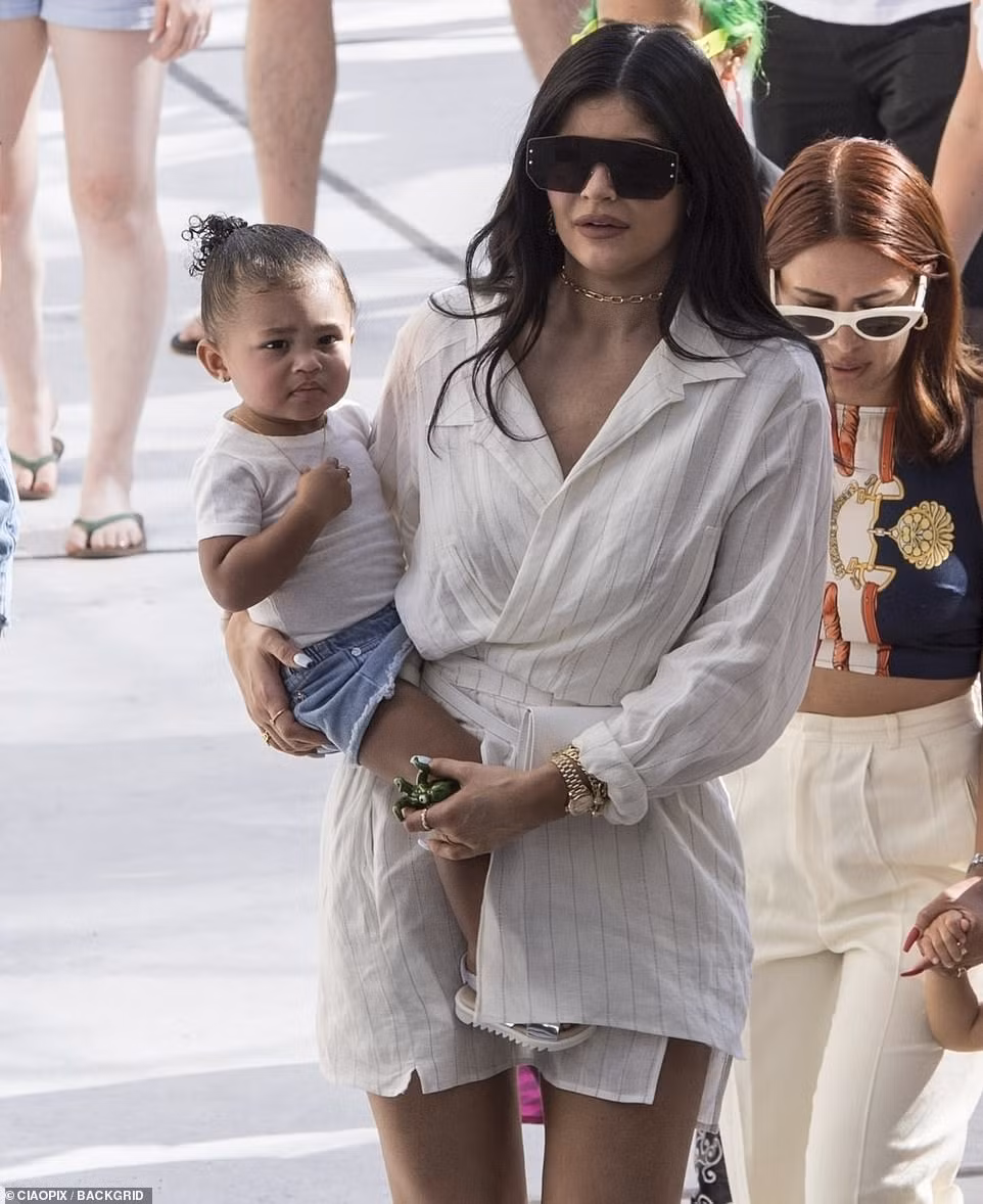 Kylie Jenner xinh đẹp gợi cảm chuẩn bị tổ chức sinh nhật triệu đô ở Ý ảnh 9