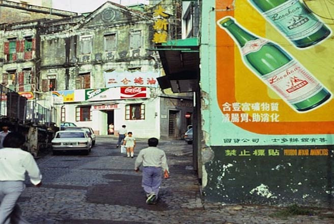 Khu mua sắm Avenida de Almeida Ribeiro ở quảng trường Largo do Senado/Senado vào đầu những năm 1980 trông cũ nát. Ảnh: Leroy W. Demery Jr./ SAI