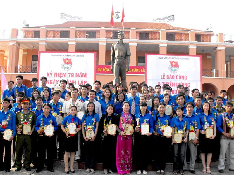 79 Bí thư Đoàn cơ sở và lãnh đạo T.Ư Đoàn chụp ảnh lưu niệm tại bến Nhà Rồng 79 Bí thư Đoàn cơ sở và lãnh đạo T.Ư Đoàn chụp ảnh lưu niệm tại bến Nhà Rồng