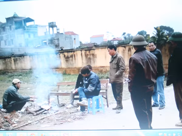 Đốt lửa giữa trời để sưởi