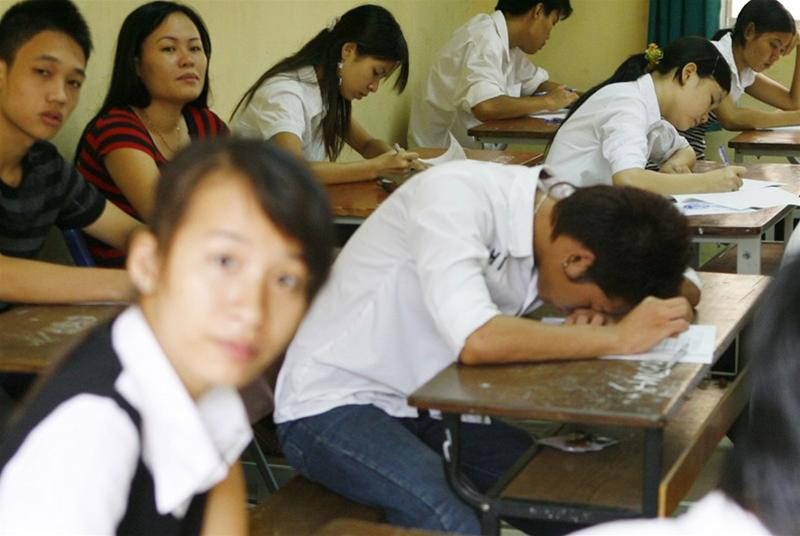 Ba thí sinh tới muộn được xếp ngồi thi... riêng một phòng Đến giờ thi rồi mà vẫn còn ngơ ngác đi tìm tên mình và phòng thi! Không ít thí sinh trong giờ thi chẳng biết làm gì hơn là... nằm gục trên bàn. Hình ảnh ghi được trong giờ thi môn Lý... ... và trong giờ thi môn Văn Hoặc ngồi... "bó tay" Còn có phòng thi thì vắng ngắt Thanh tra Sở đi kiểm tra các phòng thi Và rồi ngày thi đầu tiên cũng đã kết thúc...