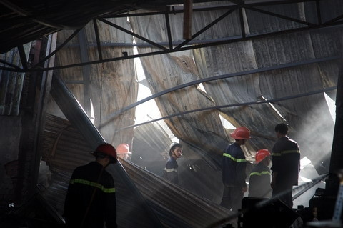 Lực lượng chữa cháy khá vất vả để dập lửa vì mái nhà đổ sập