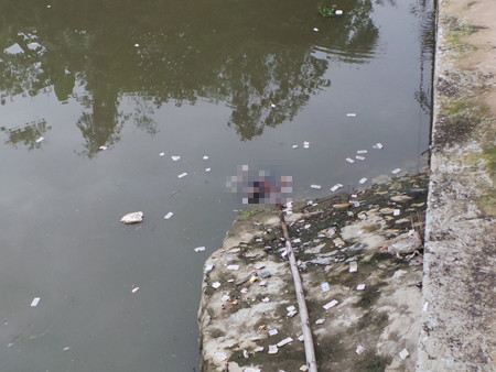 Xác người phụ nữ dạt vào bờ, thi thể đang bắt đầu phân hủy