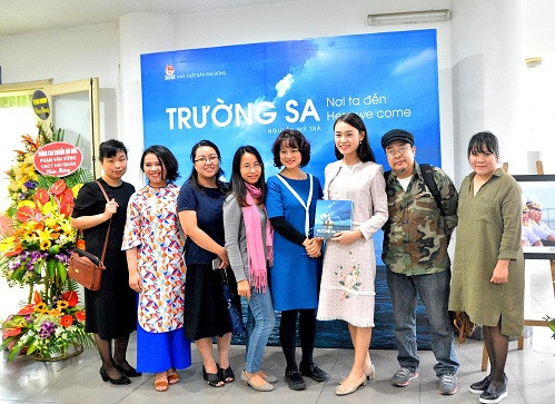 Người phụ nữ đầu tiên ra sách ảnh về Trường Sa ảnh 4