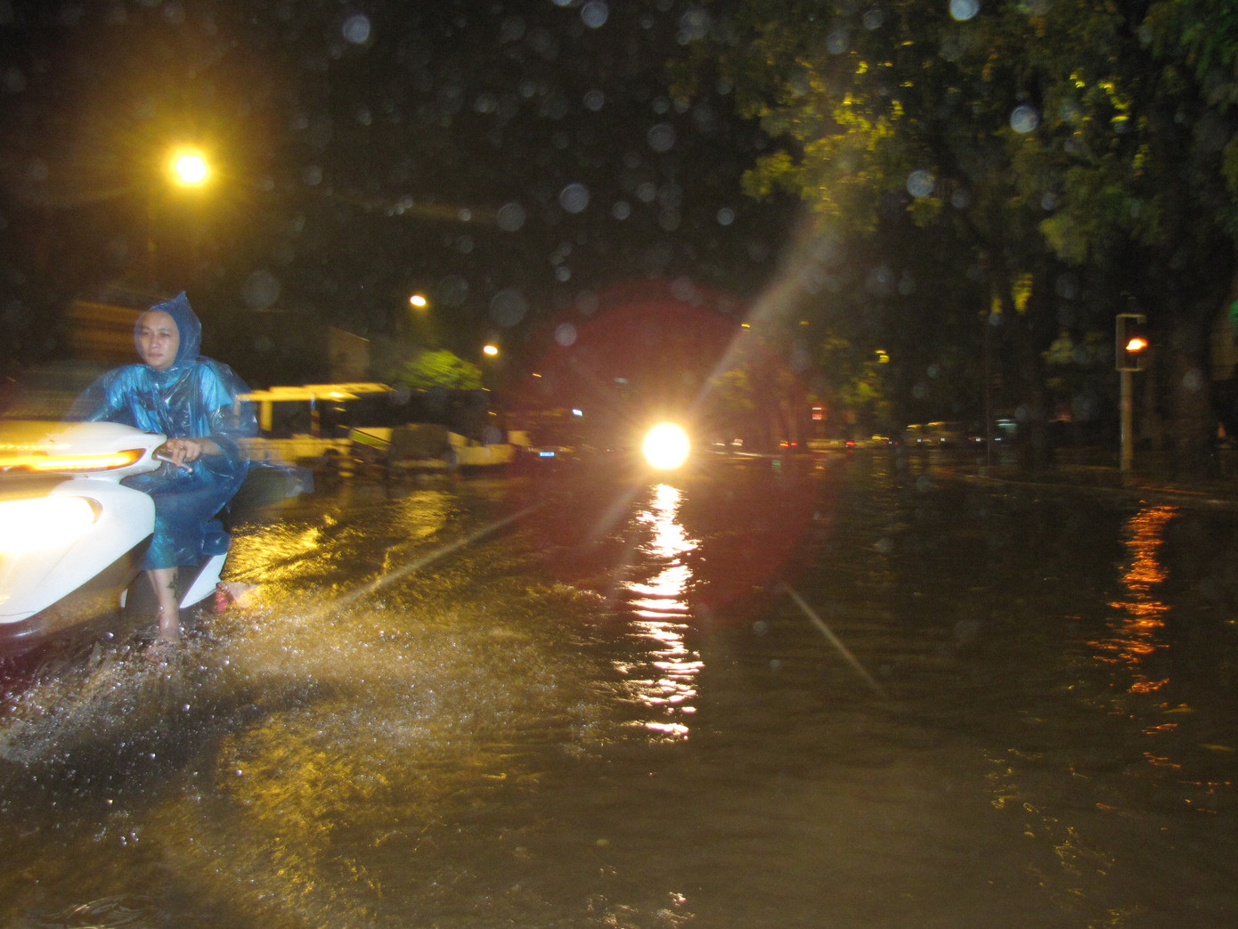 Nước ngập ngang bánh xe máy