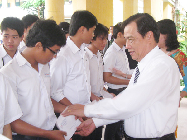 Chủ tịch UBND tỉnh Nguyễn Trung Hiếu trao phần thưởng cho học sinh