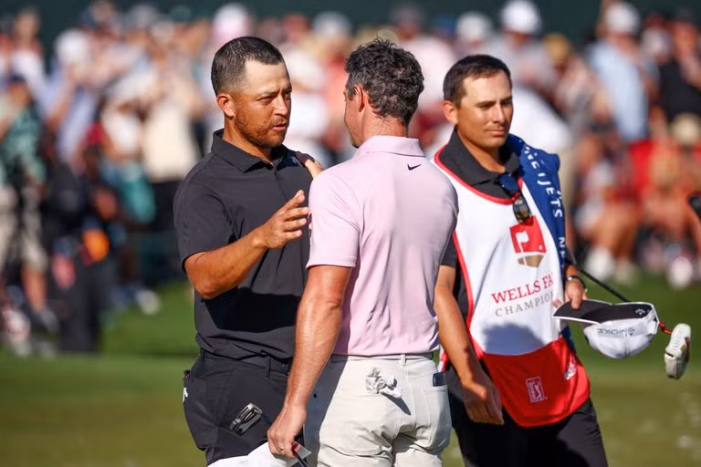 Xander Schauffele chúc mừng chiến thắng của Rory McIlroy