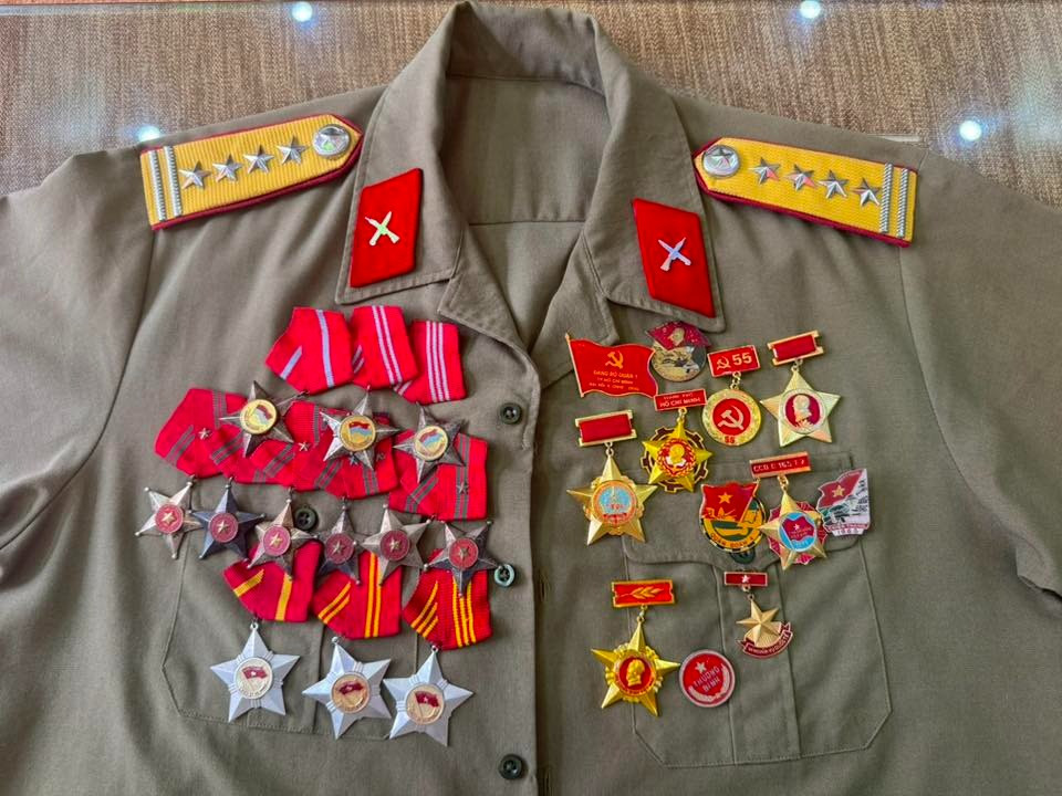 Bộ sưu tập huân, huy chương của bố Thái Trinh sau nhiều năm chiến đấu bảo vệ Tổ quốc. Ảnh: FBNV.