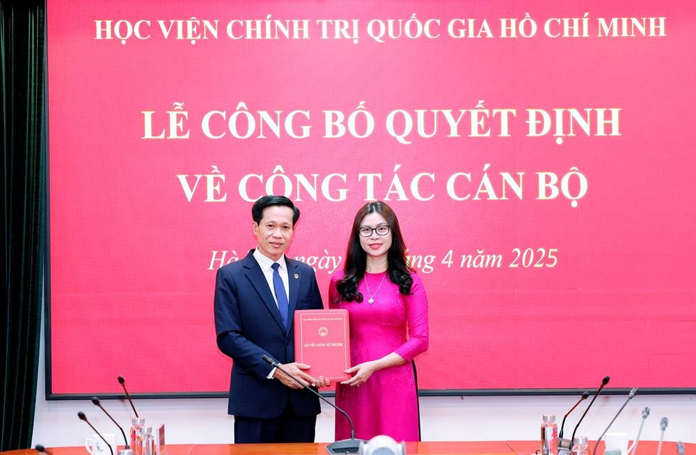 PGS,TS Hoàng Phúc Lâm trao Quyết định bổ nhiệm lại chức danh Vụ trưởng Vụ Các trường chính trị với TS Nguyễn Thị Thanh Nhàn. Ảnh: HCMA.