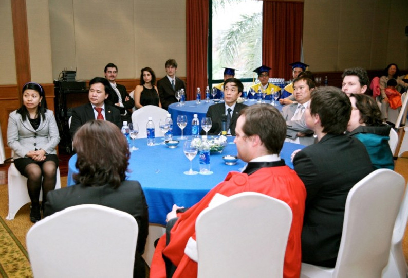 Các Giảng viên quốc tế tham gia lễ bế giảng Cử nhân Thực hành Quốc tế