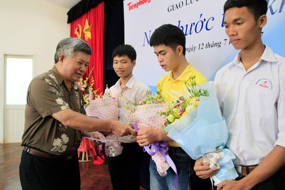 GIAO LƯU: Thủ khoa ‘đất học’ bật mí bí quyết vượt khó vươn lên ảnh 10