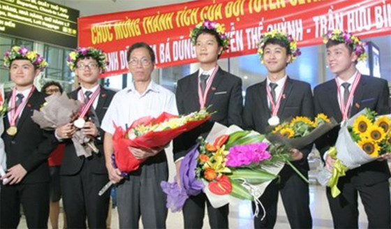 Hân hoan đón những 'chàng trai vàng' Olympic Toán học ảnh 4