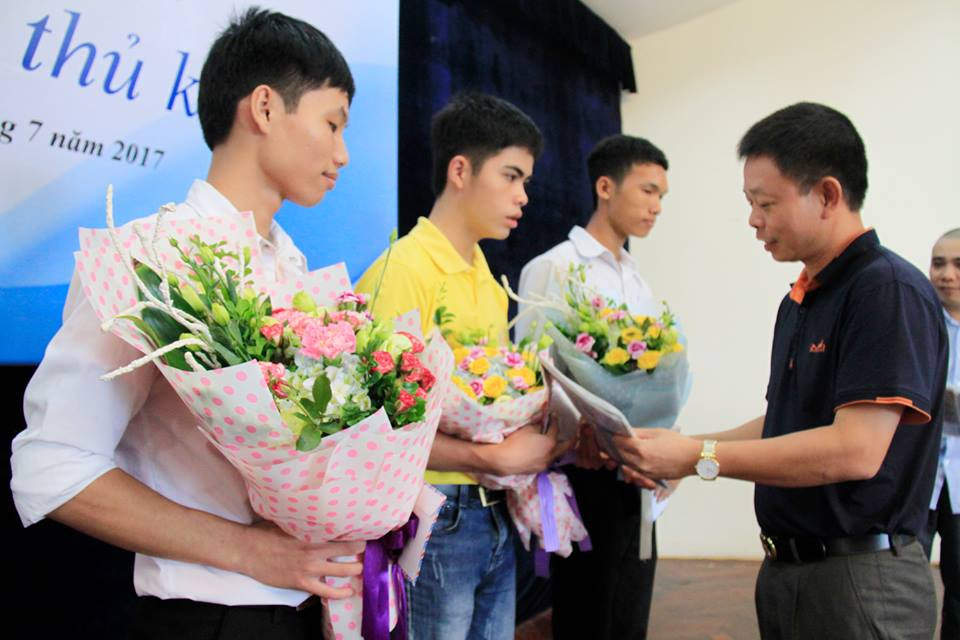 GIAO LƯU: Thủ khoa ‘đất học’ bật mí bí quyết vượt khó vươn lên ảnh 1