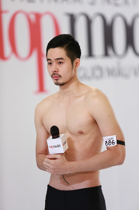 Dương Mạc Anh Quân có thân hình khá săn chắc và gương mặt nam tính