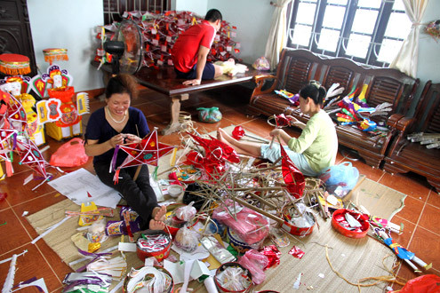 Nằm cách trung tâm Hà Nội chừng 15 km, cứ mỗi dịp trung thu hàng năm, gia đình nghệ nhân Nguyễn Thị Tuyến ở làng Hậu Ái (xã Vân Canh, Hoài Đức) lại rộn ràng chuẩn bị đồ chơi. Cả phòng khách, sân nhà chất đầy các món đồ chơi như đèn ông sao, tiến sĩ giấy, ông đánh gậy trông trăng...