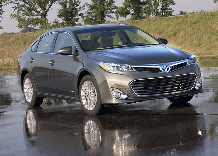 Toyota Avalon Hybrid 2014 là phiên bản tiết kiệm nhất trong gia đình với mức tiêu thụ nhiên liệu chưa đến 5 lít/100 km. Mẫu xe này cũng sở hữu nội thất rộng rãi phù hợp với những chuyến đi xa