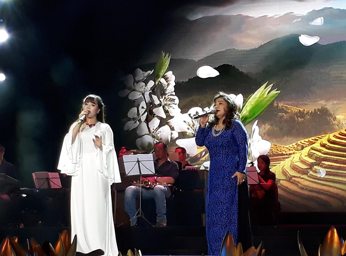 Hương Huệ hát cùng NSND Thanh Hoa tại liveshow cuối cùng của nhạc sĩ Nguyễn Trọng Tạo