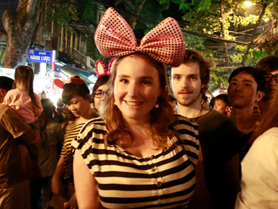 Nhiều du khách nước ngoài thích thú với ngày rằm trung thu 