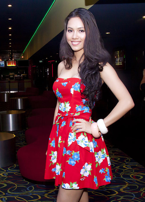 Hoàng My trẻ trung và nổi bật trong bộ đầm họa tiết hoa. Chân dài tuổi teen Hồng Quế diện đầm hoa lạ mắt. Chiếc váy hoa tôn vẻ đẹp kiêu sa của Lý Nhã Kỳ. Giọng ca ngọt ngào Miu Lê. "Người đẹp nude" Ngọc Quyên. "Nữ hoàng đồ lót" Ngọc Trinh khoe da trắng nõn. Người đẹp Phùng Yến Ngọc. Chân dài đình đám Quỳnh Thư. "Nụ cười tỏa nắng" Tăng Thanh Hà. Siêu mẫu Thái Hà. Thu Hằng Á quân Next Top Model Trà My. Và quán quân Vietnam Idol Uyên Linh trông nữ tính trong bộ đầm hoa rực rỡ.